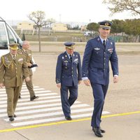 El Príncipe Felipe durante su visita a la base aérea de Zaragoza