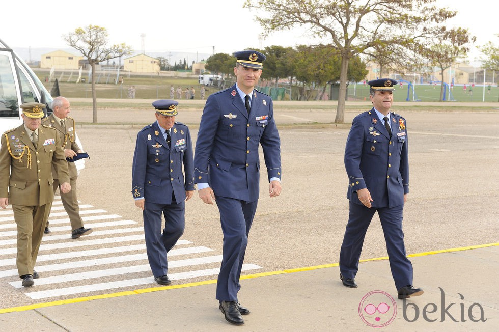 El Príncipe Felipe durante su visita a la base aérea de Zaragoza