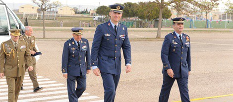 El Príncipe Felipe durante su visita a la base aérea de Zaragoza