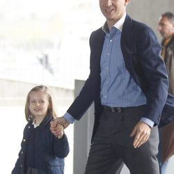 El Príncipe Felipe y la Infanta Leonor visitan a Froilán en el hospital