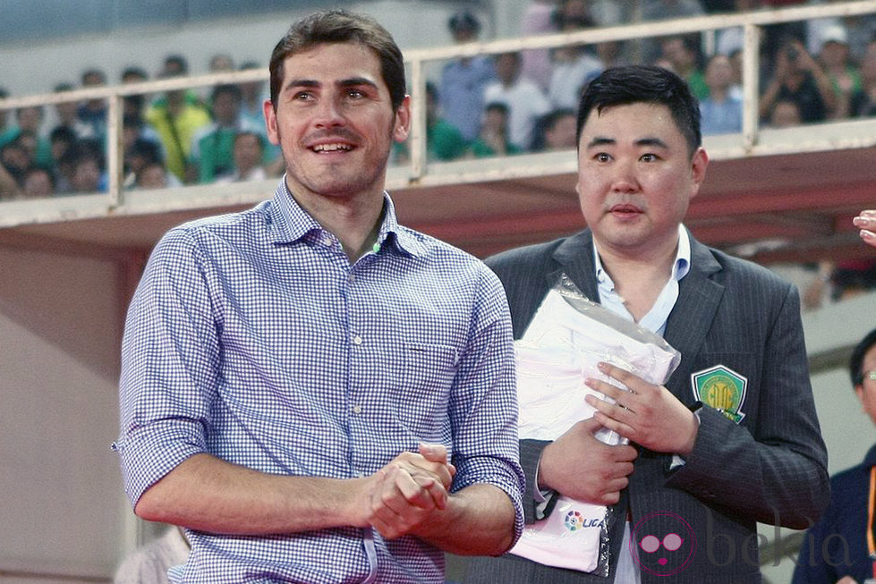 Iker Casillas sonriente en China