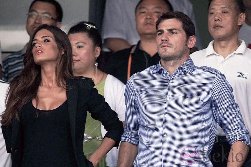 Sara Carbonero e Iker Casillas en un partido de fútbol en China