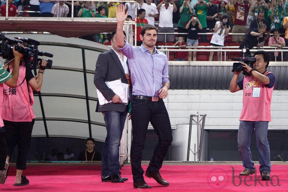 Iker Casillas saluda a sus seguidores en China
