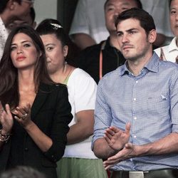 Iker Casillas y Sara Carbonero aplauden en un partido de fútbol en China