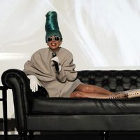 Lady Gaga con un moño verde y un vestido marrón en Singapur