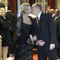 Los Príncipes de Mónaco besándose en Sudáfrica