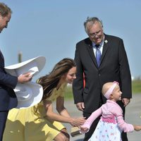 Los Duques de Cambridge saludan a una niña en Calgary