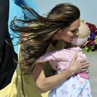 Catalina de Cambridge abraza a una niña en Calgary