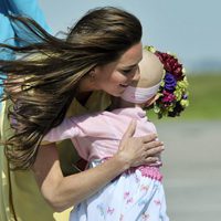 Catalina de Cambridge abraza a una niña en Calgary