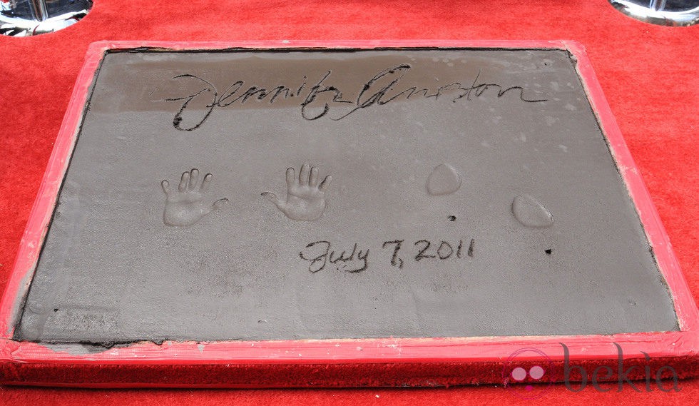 Las huellas y la firma de Jennifer Aniston en el Paseo de la Fama de Hollywood