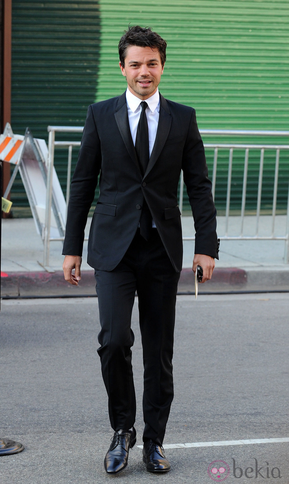 Dominic Cooper llegar a la gala de los BAFTA Brits