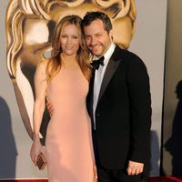 Judd Apatow y Leslie Mann en la gala de los BAFTA Brits