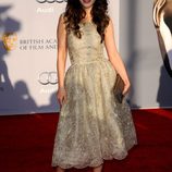 Zooey Deschanel luce de dorado en los BAFTA Brits
