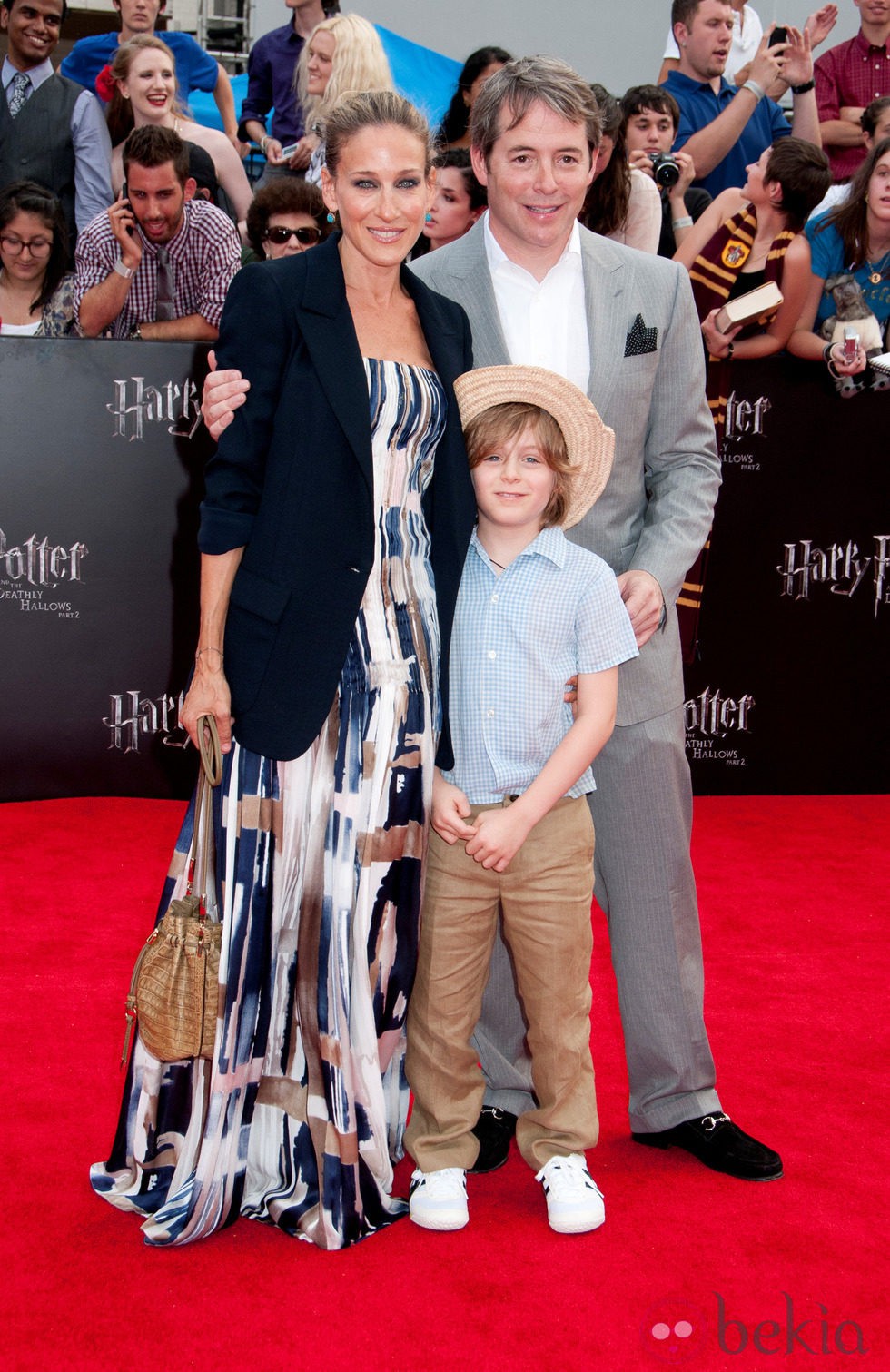 Sarah Jessica Parker y Matthew Broderick con su hijo en la premiére de Harry Potter