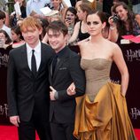 Emma Watson del brazo de Daniel Radcliffe en la premiére de 'Harry Potter y las reliquias de la muerte: Parte 2'