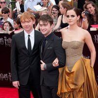 Emma Watson del brazo de Daniel Radcliffe en la premiére de 'Harry Potter y las reliquias de la muerte: Parte 2'