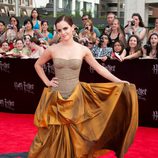 Emma Watson muestra su vestido en la alfombra roja de Nueva York