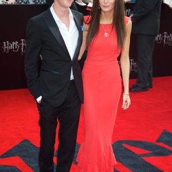 Tom Felton con su novia en la premiére neoyorkina de 'Harry Potter y las reliquias de la muerte: Parte 2'