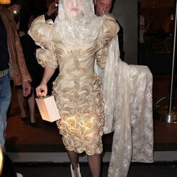 Lady Gaga con un particular burka en Sidney