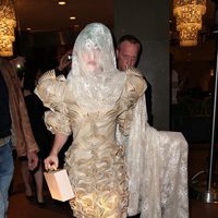 Lady Gaga con un particular burka en Sidney