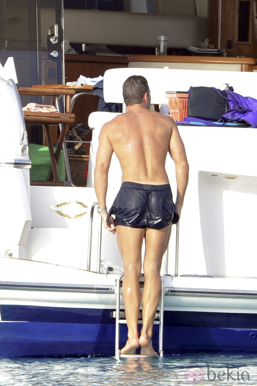 Darek se baña en aguas de Ibiza durante sus vacaciones