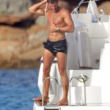Darek luce su torso desnudo en Ibiza