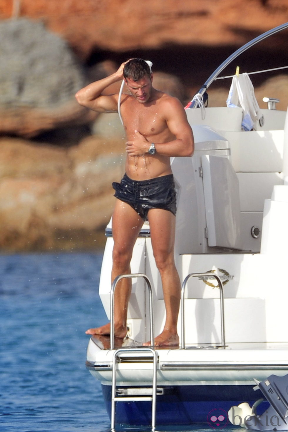 Darek luce su torso desnudo en Ibiza