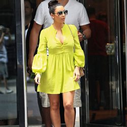 Kim Kardashian apuesta por los tonos flúor