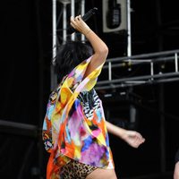 Lily Allen luce celulitis en pleno concierto