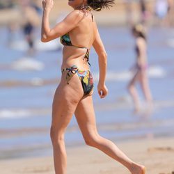 Teri Hatcher disfruta de la playa en bikini