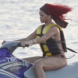 Rihanna, celulitis en moto de agua