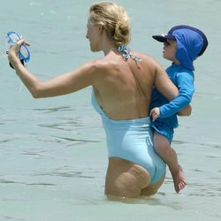 Naomi Watts en la playa con bañador