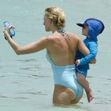 Naomi Watts en la playa con bañador