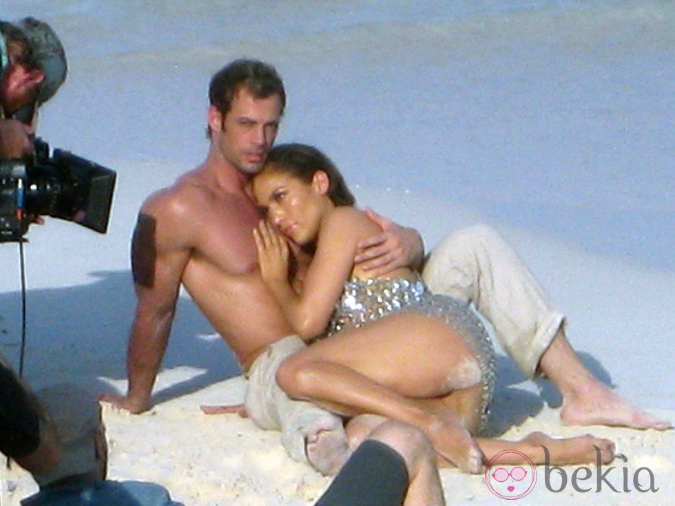 Jennifer Lopez y William Levy abrazados