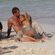 William Levy y Jennifer Lopez en la arena de la playa