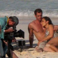 Jennifer López se apoya en el torso desnudo de William Levy