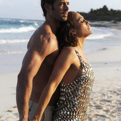 Jennifer López y William Levy abrazados en la playa