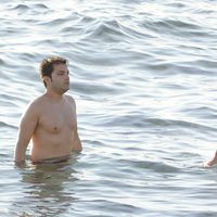 Berta Collado y un amigo se bañándose en el mar