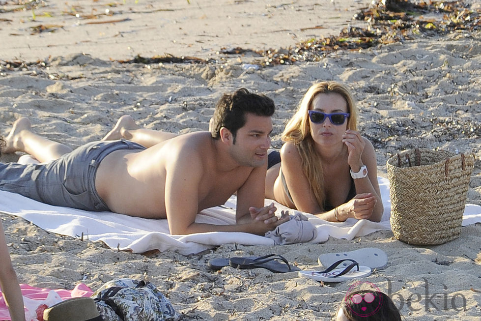 Berta Collado y un amigo tumbados en una playa de Ibiza