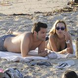Berta Collado y un amigo tumbados en una playa de Ibiza