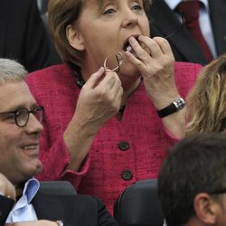 Angela Merkel limpia sus gafas en la final del Mundial de Fútbol Femenino 2011