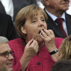 Angela Merkel limpia sus gafas en la final del Mundial de Fútbol Femenino 2011