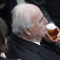 Helmut Kohl bebe una cerveza en la final del Mundial de Fútbol Femenino 2011
