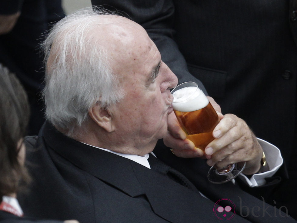 Helmut Kohl bebe una cerveza en la final del Mundial de Fútbol Femenino 2011