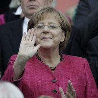 La Canciller Angela Merkel saluda en la final del Mundial de Fútbol Femenino 2011