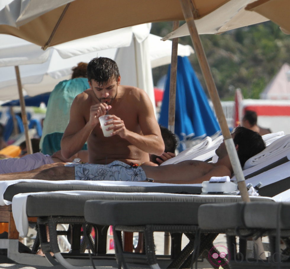 Gerard Piqué bebiendo en Miami Beach