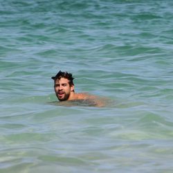 Gerard Piqué bañándose en el mar en Miami
