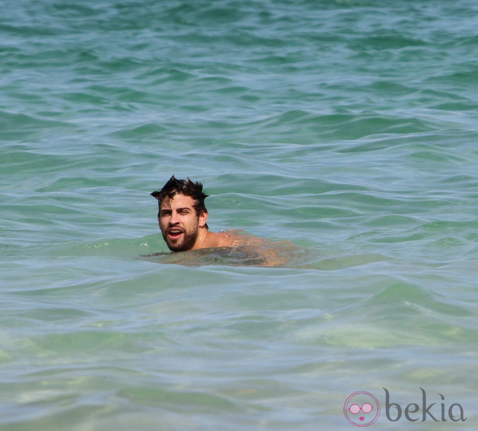 Gerard Piqué bañándose en el mar en Miami