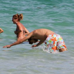 Gerard Piqué se zambulle en el mar en Miami