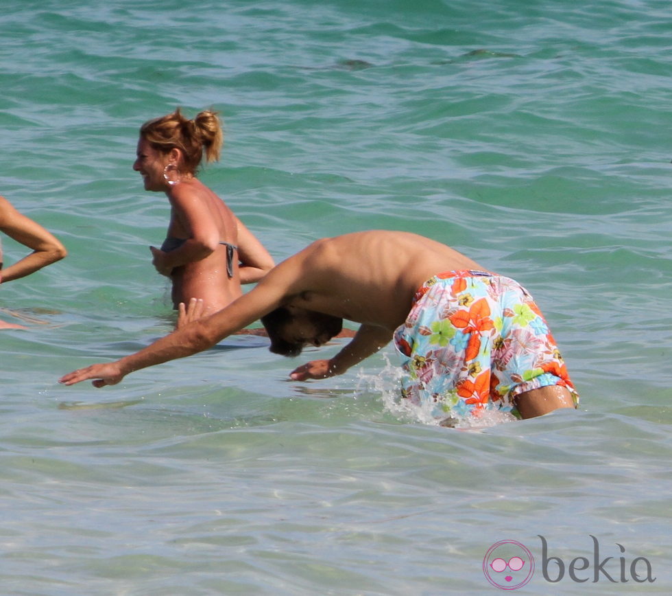 Gerard Piqué se zambulle en el mar en Miami